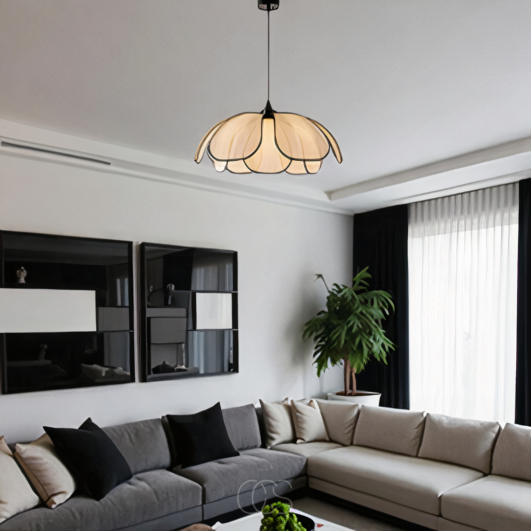 Anakre - Kwiatowa lampa wisząca z rattanu z czarnymi akcentami