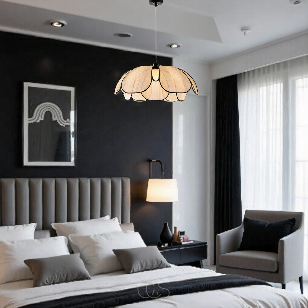 Anakre - Kwiatowa lampa wisząca z rattanu z czarnymi akcentami
