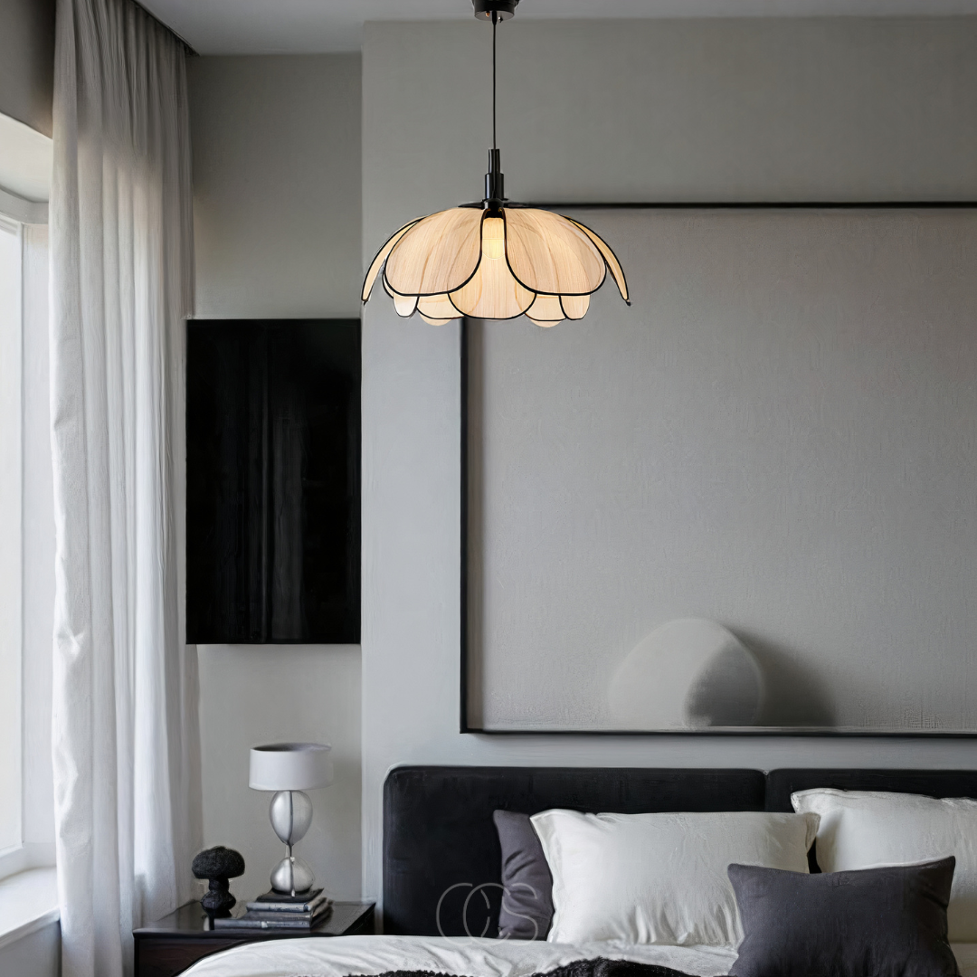 Anakre - Kwiatowa lampa wisząca z rattanu z czarnymi akcentami