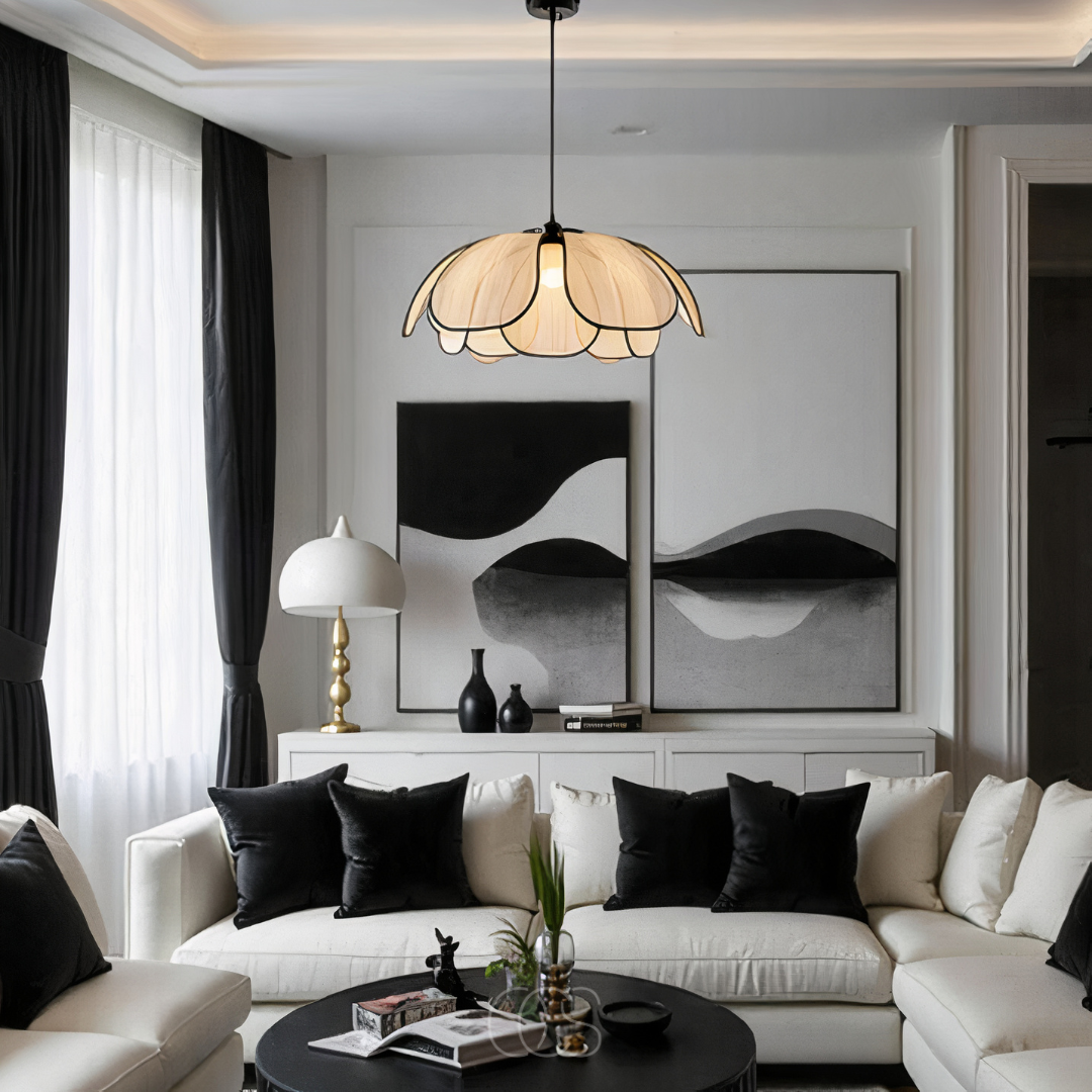 Anakre - Kwiatowa lampa wisząca z rattanu z czarnymi akcentami