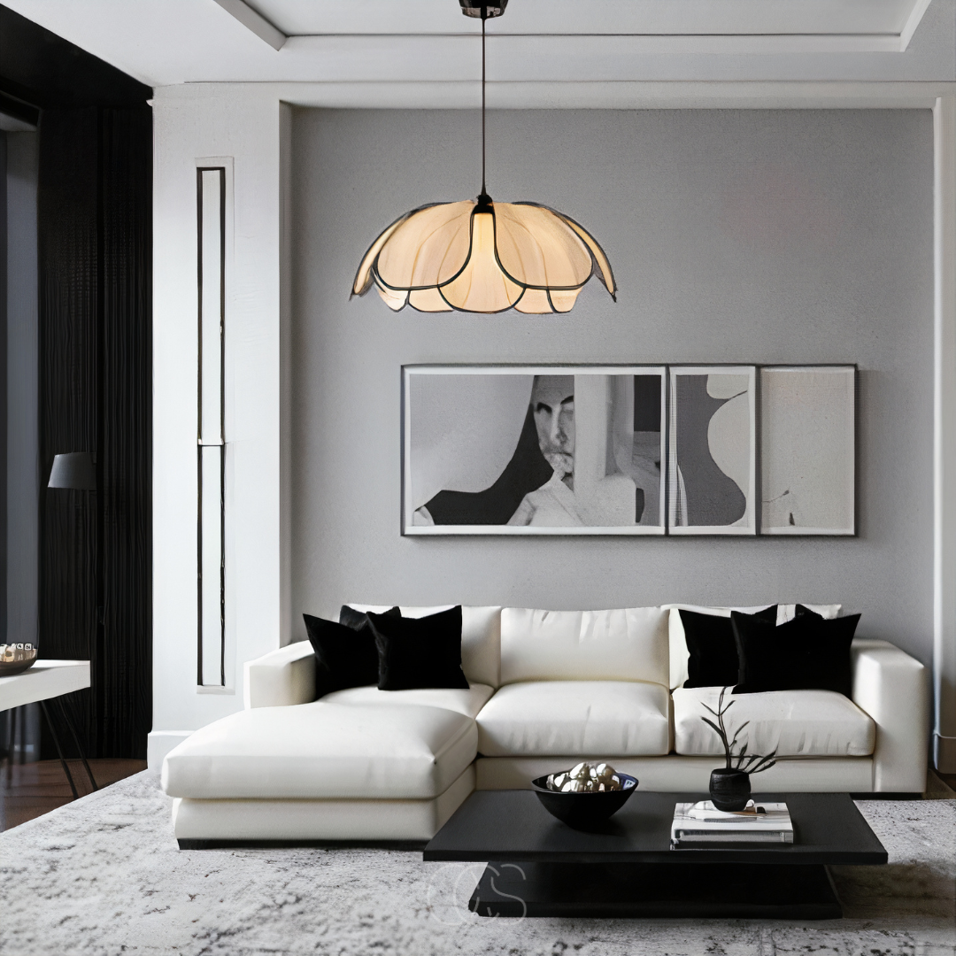 Anakre - Kwiatowa lampa wisząca z rattanu z czarnymi akcentami